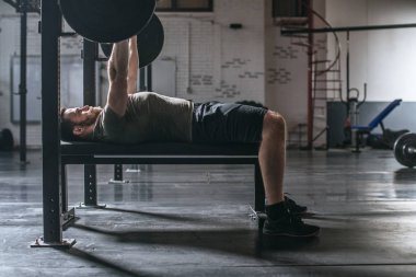 sporcu ağırlık kaldırma egzersizleri