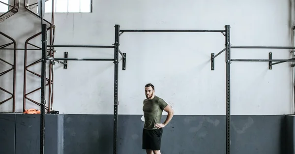 Homem fazendo exercício no ginásio — Fotografia de Stock