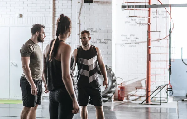 Amigos en el gimnasio — Foto de Stock