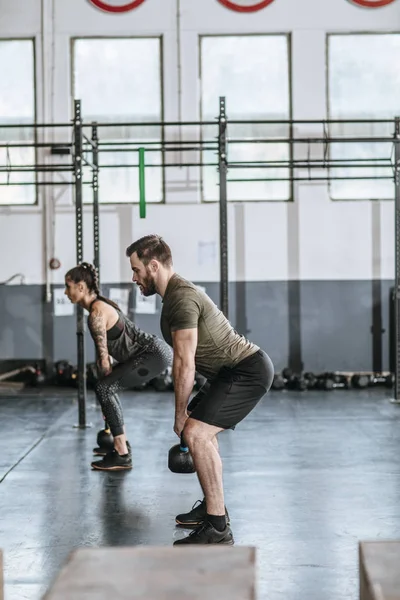 Gente haciendo ejercicios en el gimnasio — Foto de Stock