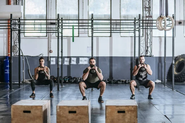 Människor som gör träning på Gym — Stockfoto