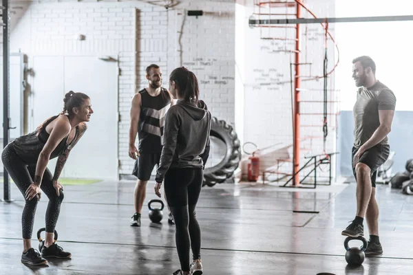 Amigos en el gimnasio — Foto de Stock