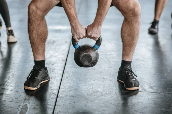 Man tillen gewicht op sportschool — Stockfoto