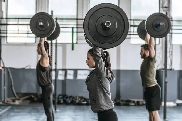 Pessoas fazendo exercícios no ginásio — Fotografia de Stock