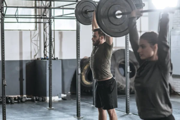 Oamenii care fac antrenamente la sala de sport — Fotografie, imagine de stoc