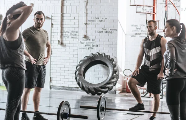 Folk snakker i gymsalen – stockfoto