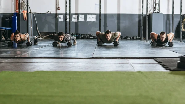 运动员在健身房做俯卧撑 — 图库照片