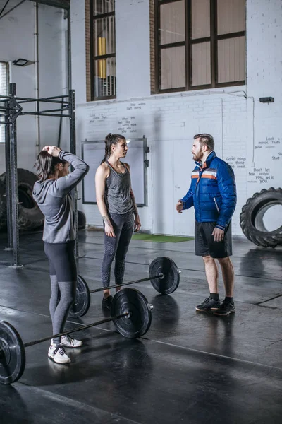 Sportivi și sportivi care vorbesc la sala de sport — Fotografie, imagine de stoc