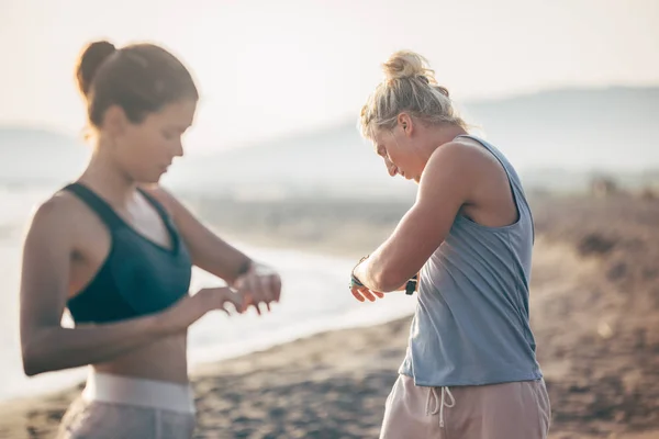 Para robi, Stretching ćwiczenia razem — Zdjęcie stockowe