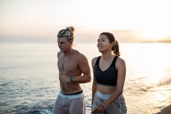 Couple Jogging au bord de la mer — Photo