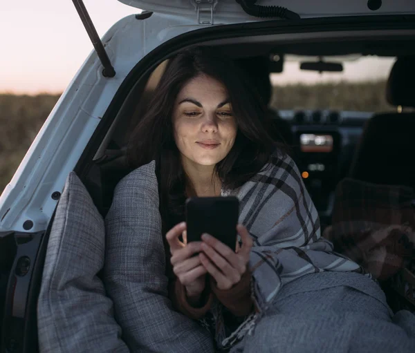 Mujer disfrutando de viaje por carretera —  Fotos de Stock