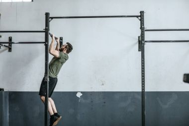 Workoutst spor salonunda yapan erkek