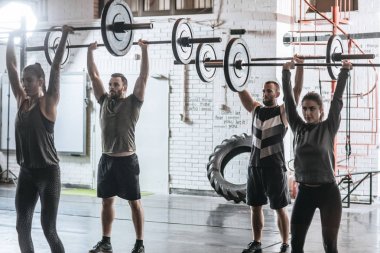İnsanlar spor salonunda egzersiz yapıyor