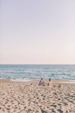 Okyanus tarafından tatil zevk çift