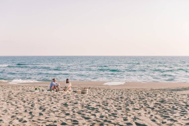 Okyanus tarafından tatil zevk çift