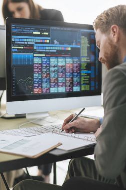 ofiste çalışan stok komisyoncu