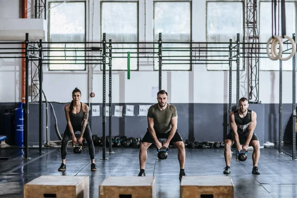 Gente haciendo ejercicios en el gimnasio — Foto de Stock