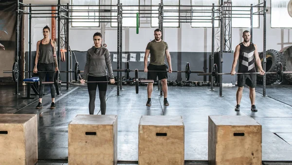 İnsanlar spor salonunda egzersiz yapıyor — Stok fotoğraf