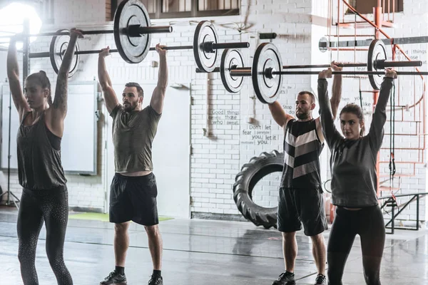 İnsanlar spor salonunda egzersiz yapıyor — Stok fotoğraf