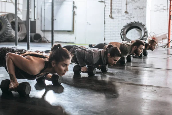 Personer på Crossfit träning — Stockfoto