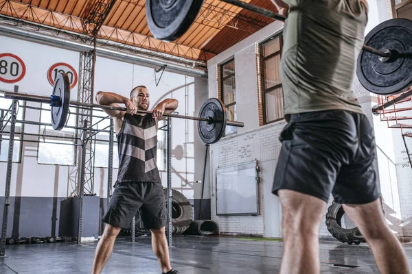 Hombres en el gimnasio — Foto de Stock