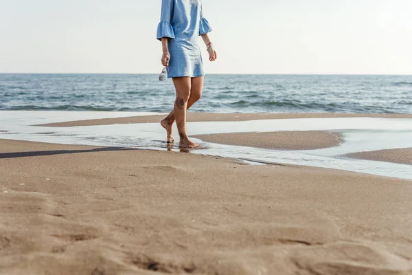 Mujer caminando en la playa —  Fotos de Stock