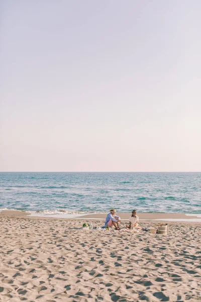 Pár, kteří požívají dovolená u moře — Stock fotografie