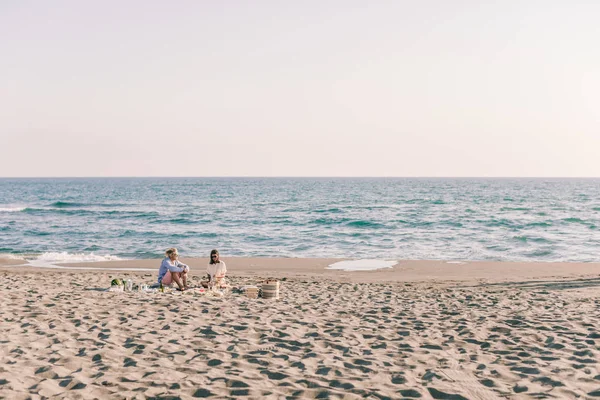 Paar genießt Urlaub am Meer — Stockfoto