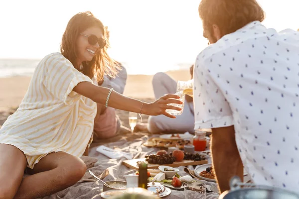 Människor dricka på stranden picknick — Stockfoto