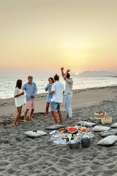 Vänner som har Beach Party — Stockfoto