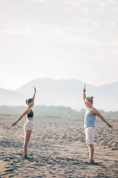 Para robi, Stretching ćwiczenia razem — Zdjęcie stockowe