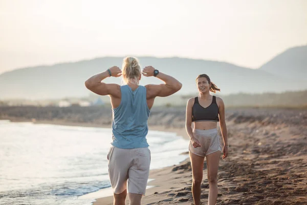 Casal Jogging junto ao mar — Fotografia de Stock
