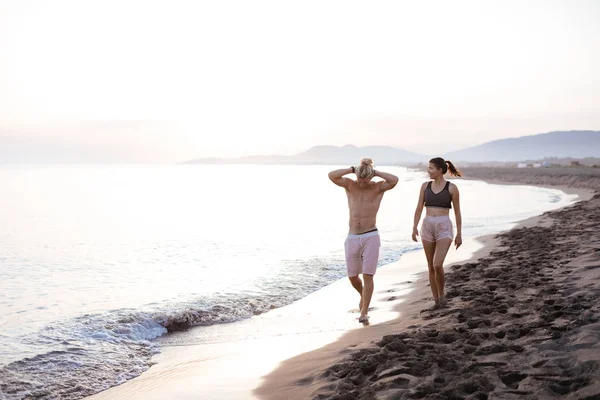 Paar joggt am Meer — Stockfoto