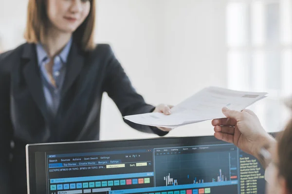 Imprenditori che lavorano in Borsa — Foto Stock