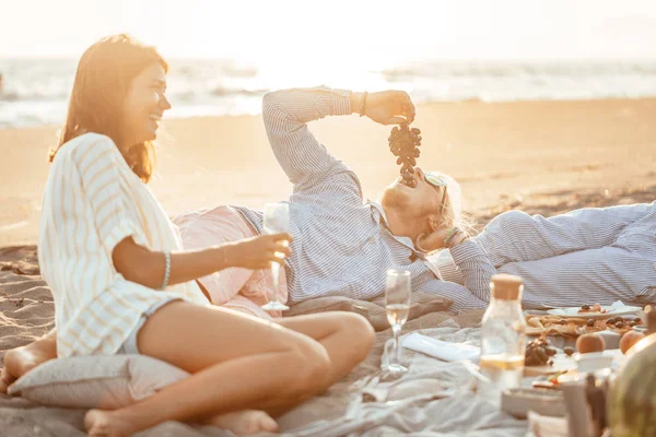 Pessoas que gostam de férias de verão — Fotografia de Stock