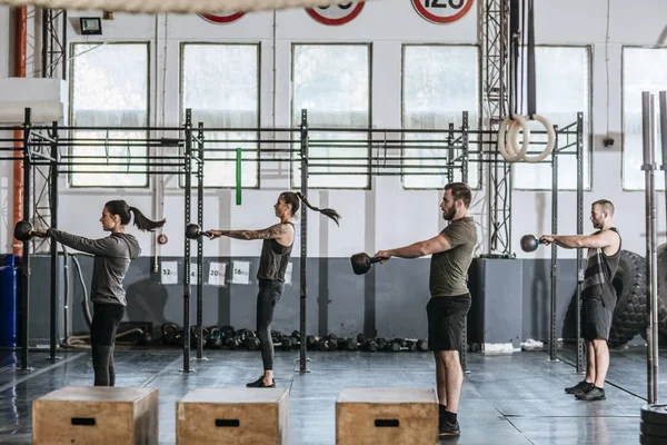 Sportivi și sportivi Ridicarea greutăților la sala de sport — Fotografie, imagine de stoc