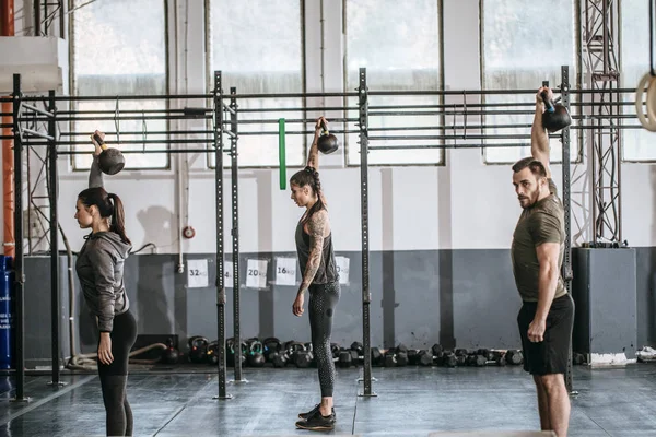 Orang-orang yang melakukan latihan di Gym — Stok Foto