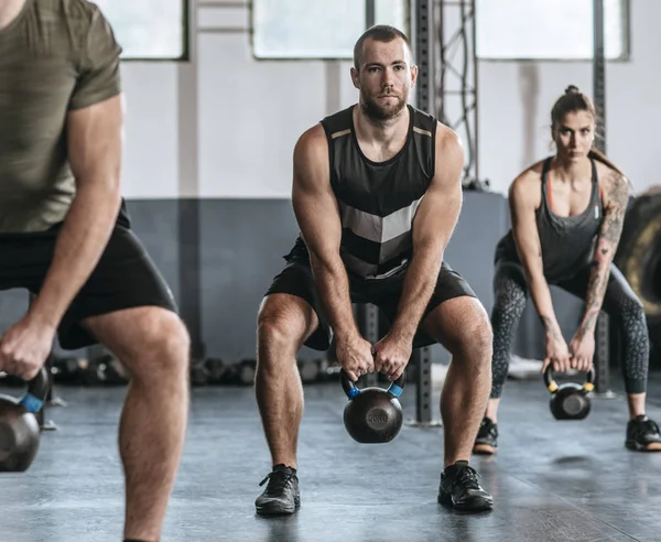 Pessoas fazendo exercícios no ginásio — Fotografia de Stock