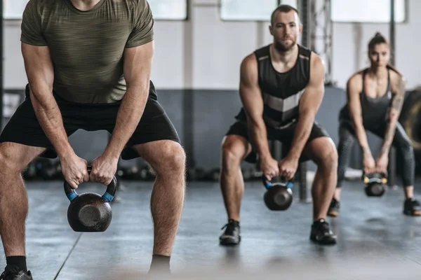 İnsanlar spor salonunda egzersiz yapıyor — Stok fotoğraf