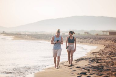 kumsalda birlikte yürüme Çift