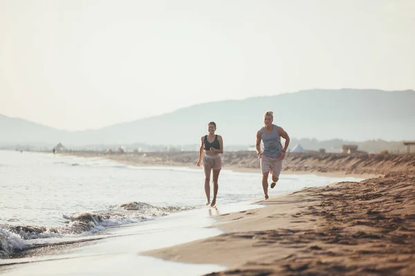 Coppia che corre insieme — Foto Stock