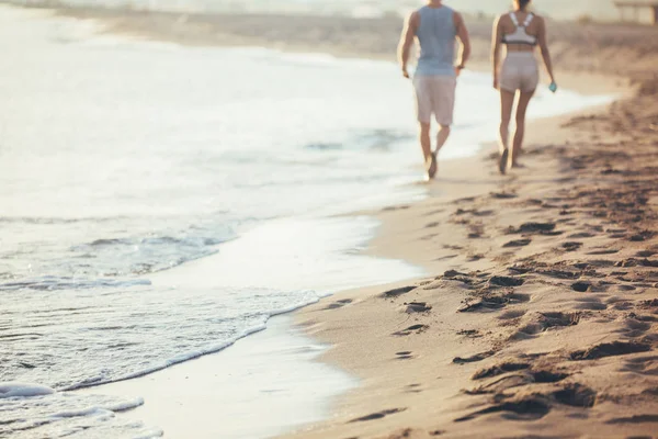 Casal caminhando juntos junto ao mar — Fotografia de Stock