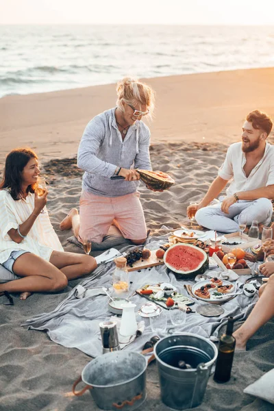 Люди на пляжном пикнике — стоковое фото