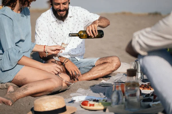 Amigos fazendo piquenique na praia — Fotografia de Stock
