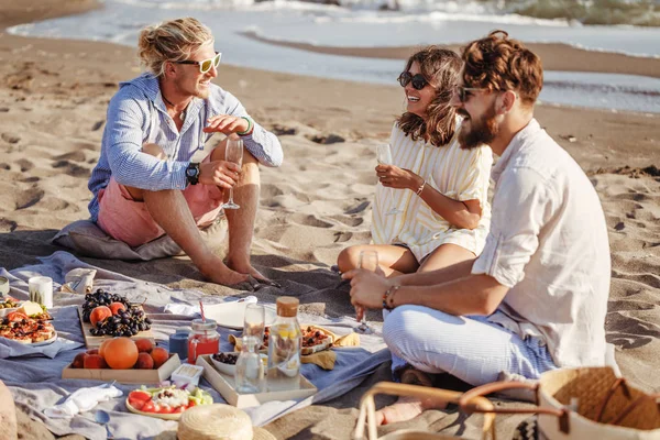 Vrienden hebben Picnic op het strand — Stockfoto