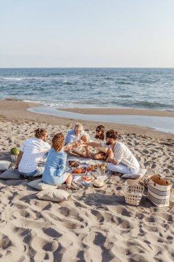 Kutlama sahilde olan arkadaşlar