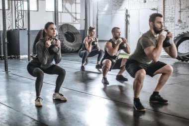 Sporcular ve spor salonunda ağırlık Sportswomen