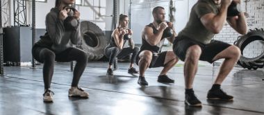 Sporcular ve spor salonunda ağırlık Sportswomen