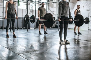 İnsanlar spor salonunda egzersiz yapıyor