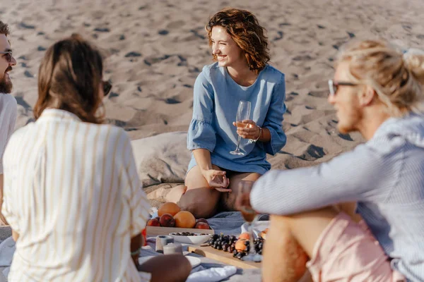 ビーチ ピクニックを持つ人々 — ストック写真